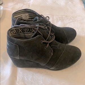 Toms Desert Wedge Grey Suede NWT SIZE 8